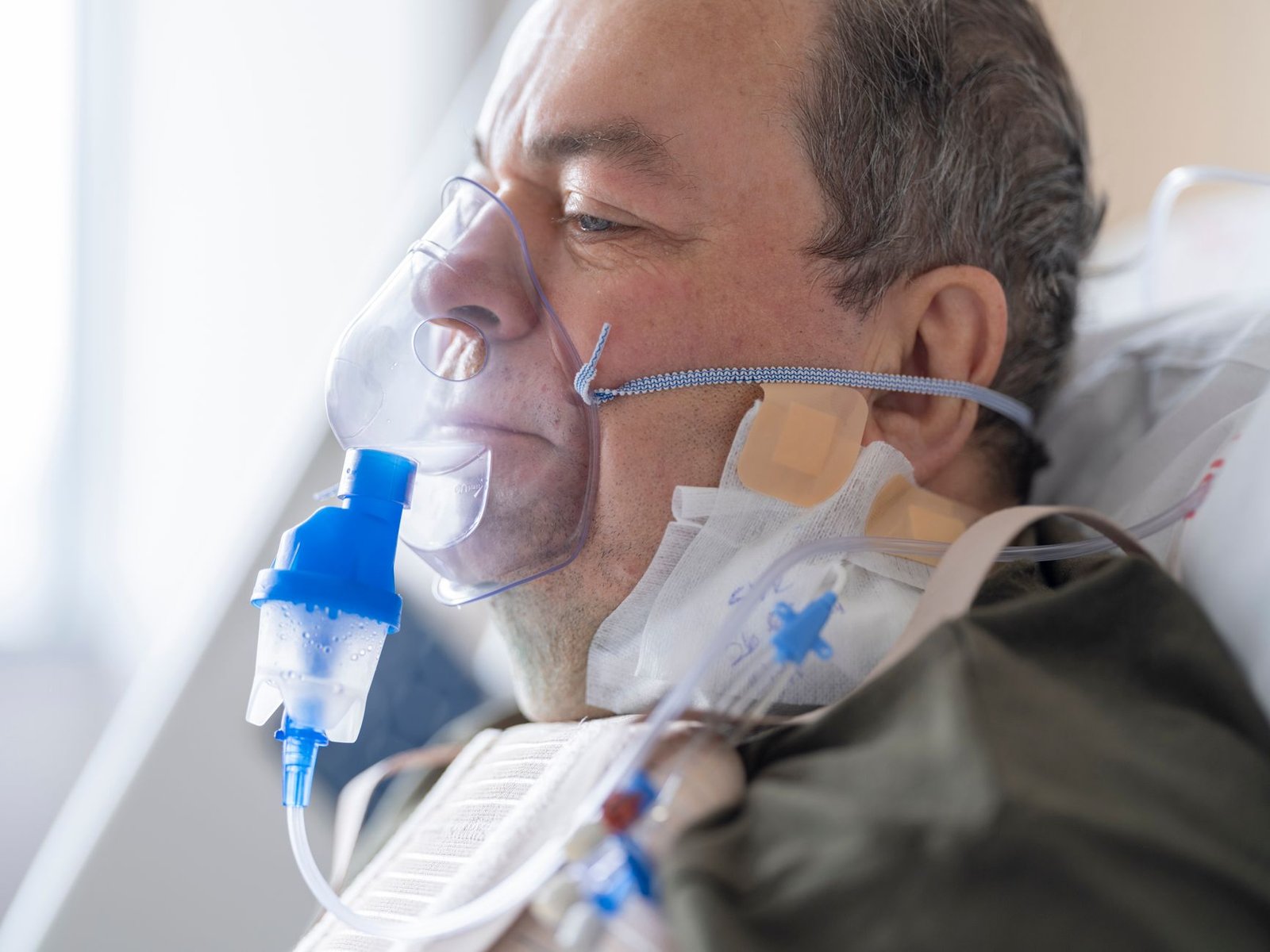 Veteran working with a respiratory therapist during VA pulmonary rehabilitation for veterans